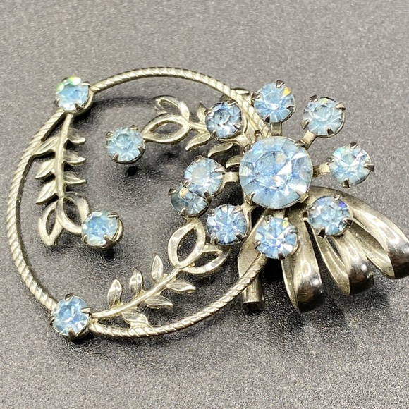 Vintage Silvertone Blue Rhinestone Grandmacore Brooch - Picture 2 of 6